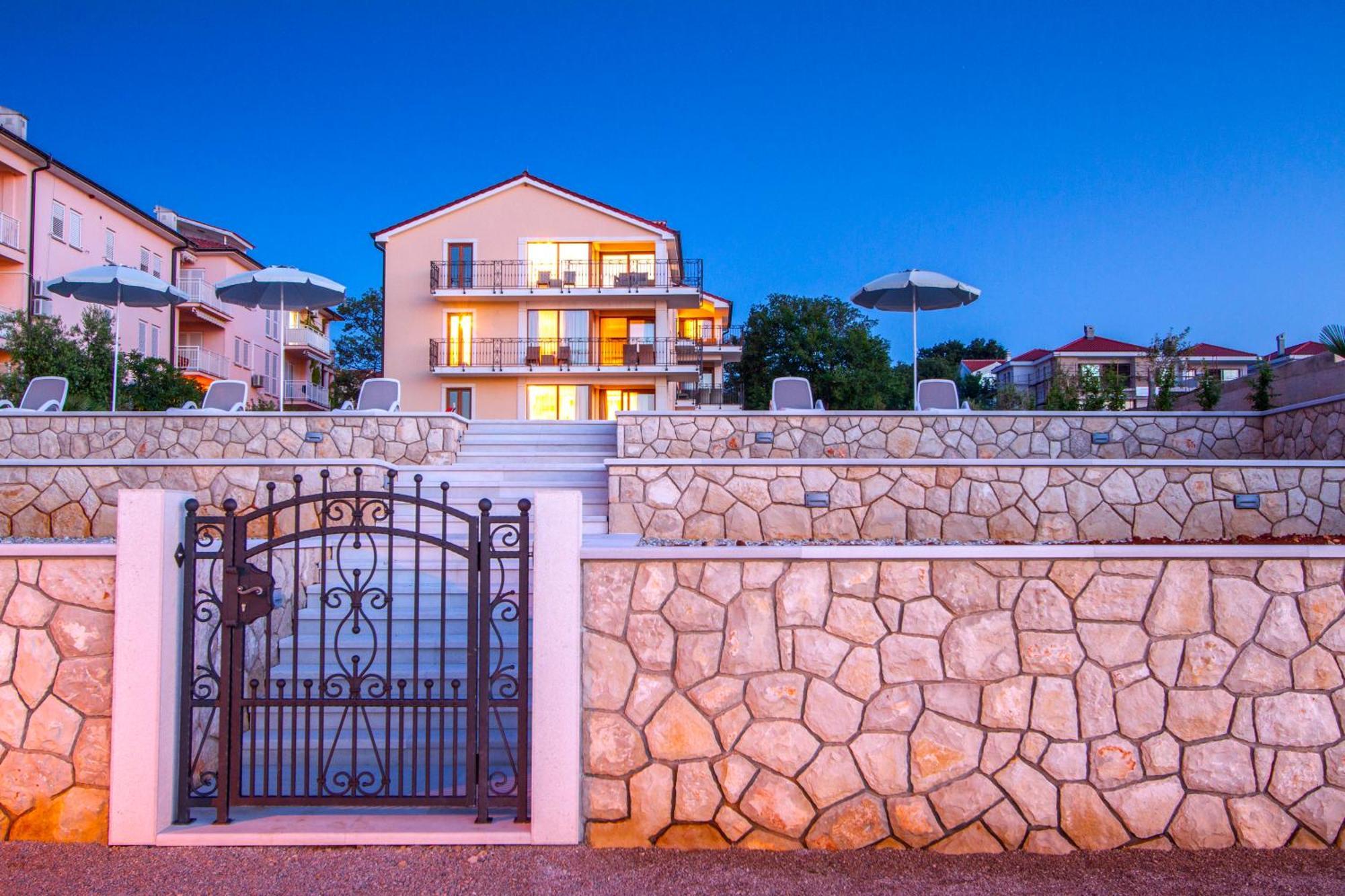 Luxury Apartments Villa Matea Малинска Экстерьер фото