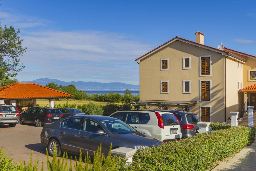 Luxury Apartments Villa Matea Малинска Экстерьер фото